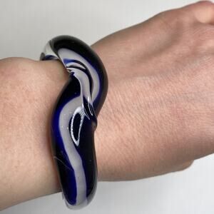 Women’s Squiggle Art Glass Cuff Bracelet Blue White EUC OS Avant Garde Boho